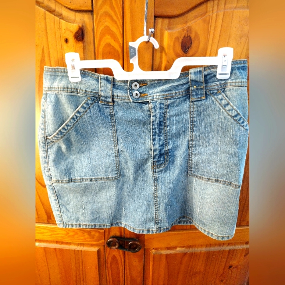 Leemo women's blue jeans mini skirt with pockets, size XL.